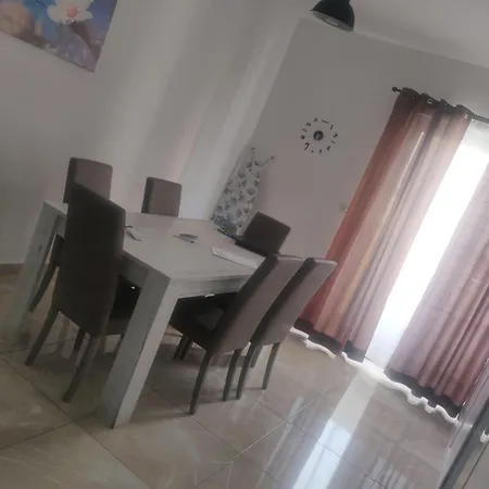 Avenue Apartment *